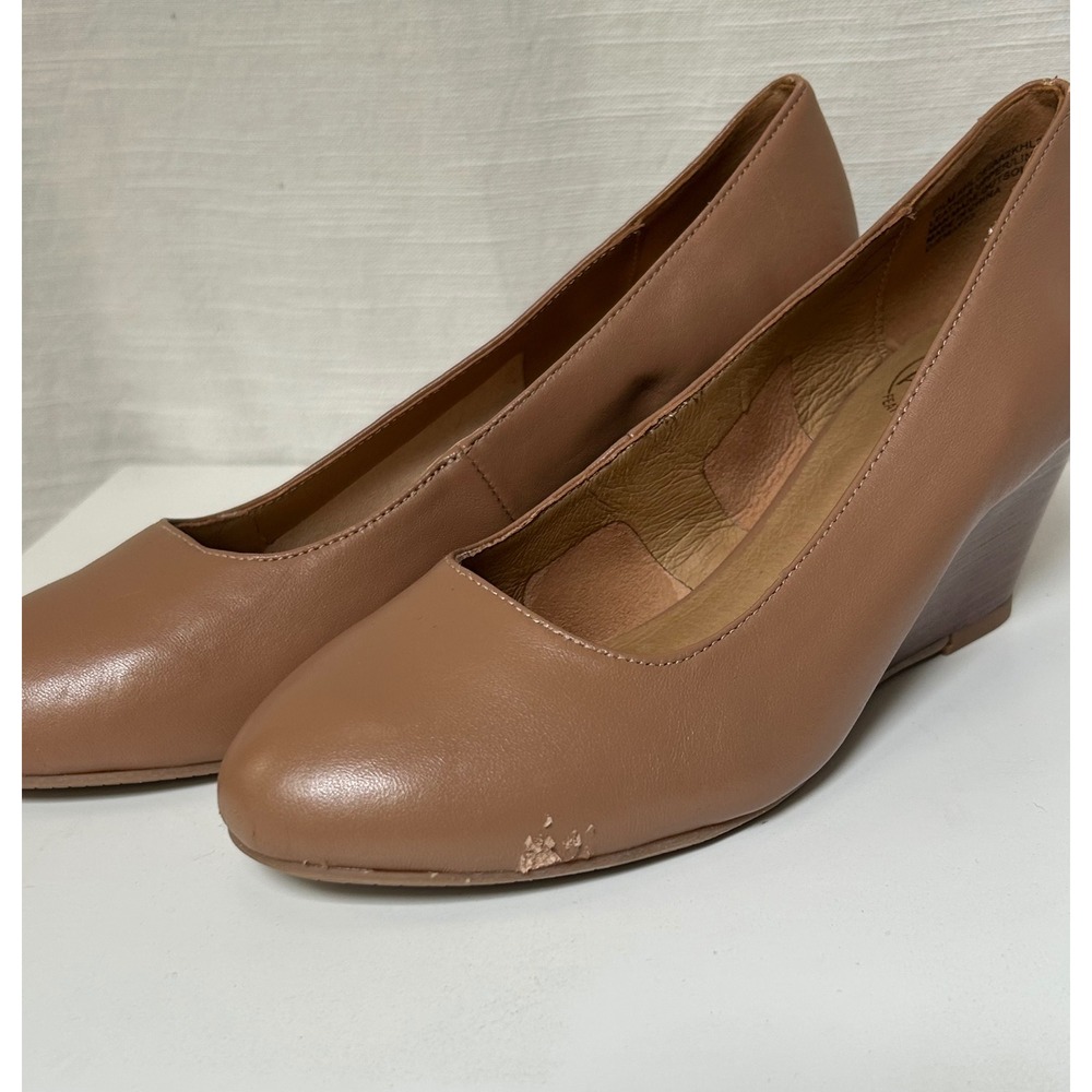 Andre Assous Featherweights Tan Leather Wedge Pumps Round Toe Shoes 8M
